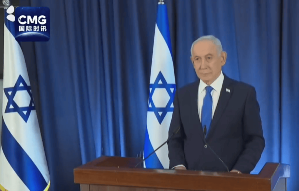 以色列总理内塔尼亚胡露面，威胁刺杀伊朗新最高领袖！讲话时多地响起警报，透露每天都会与特朗普通话，双方交流“坦诚而开放”