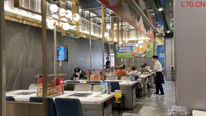 4月14日下午两点，顾客在海底捞门店用餐。 摄影/冯小芯