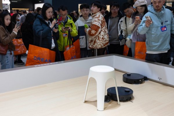【会展区】镶钻手机、抽屉蒸箱、仿生足扫地机器人……AWE2026开幕