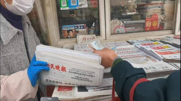 退休阿姨坚守“小上海”“最后的书报亭”