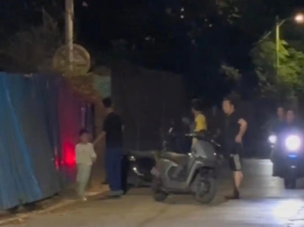 广州街头三男子拦住一男孩？实为守护走失的自闭男孩，避免其冲入车流，后续已被接回家