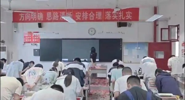最后一节语文课，陕西高三班学生诵读名篇向老师鞠躬致谢，当事老师：真心被孩子们看见