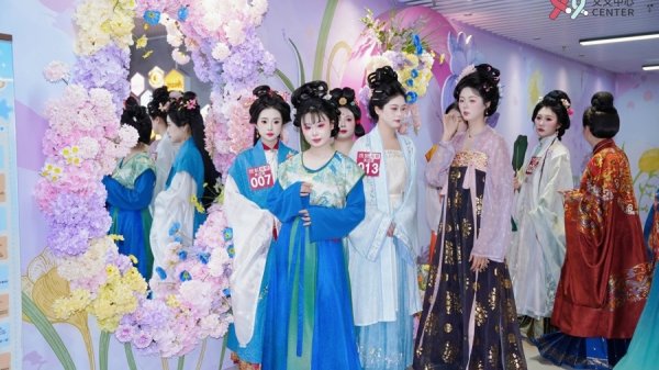 衣袂摇曳古韵生！汉服大秀走进现代商圈，解锁中式浪漫