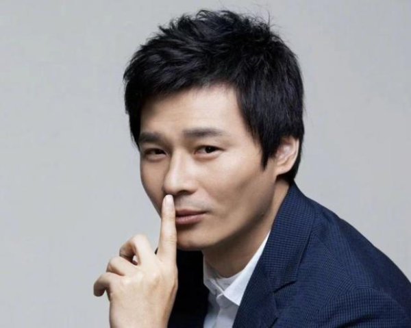 李毅解说比赛半场被换！媒体人：一个中国退役球员教世界球星踢球